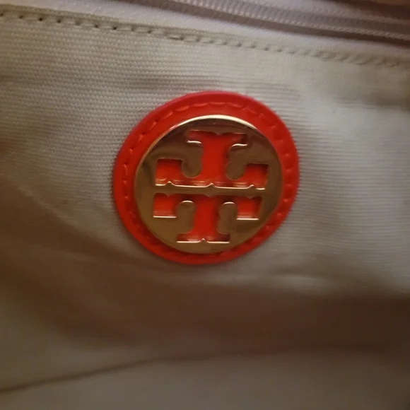 Tory Burch Red Shoulder Bag with Circular Emblem - Picture 4 of 9
